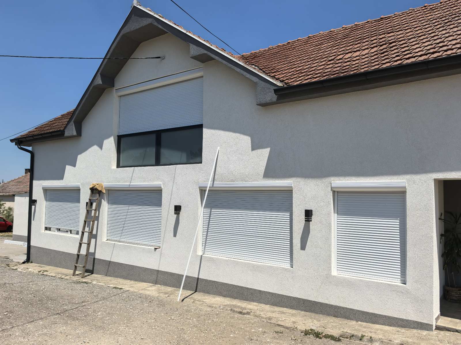 Aluminijumska roletna sa zaobljenom kutijom na porodičnoj kući